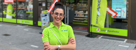 Nach Insolvenz: Apothekerin belebt Easy-Standort Apothekerin Rudaba Abdullah vor ihrer Apotheke.
