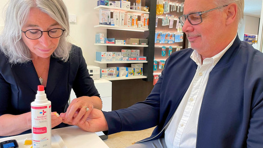 Apothekerin Overwiening testet bei Politiker Kippels Blut am Finger