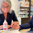 Overwiening: Blutzucker-Test bei Kippels Apothekerin Overwiening testet bei Politiker Kippels Blut am Finger