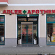 Foto: Front der Adler Apotheke Adlershof zur Blackout-Aktion am 17.12.25