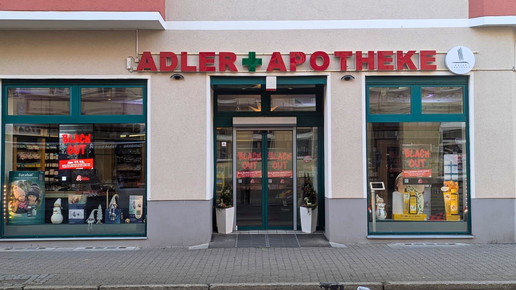 Foto: Front der Adler Apotheke Adlershof zur Blackout-Aktion am 17.12.25