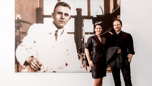 Dr. Gabriel Duttler mit Ariane Grandel vor einem historischen Foto.