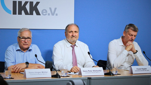 Hans-Jürgen Müller, Vorstandsvorsitzender des IKK,  Hans-Peter Wollsifer, Vorstandsvorsitzender des IKK, und  Frank Hippler, Vorsitzender der IKK classic 