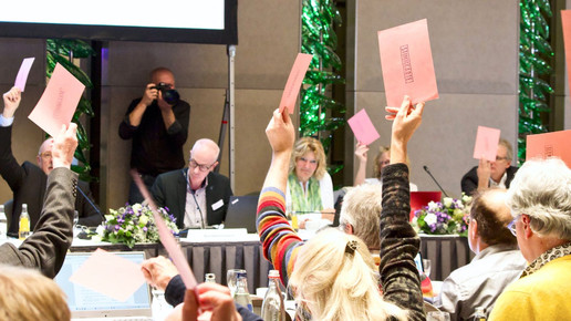 Foto: Abstimmung auf der Bundeshauptversammlung 2025 des Virchowbundes 