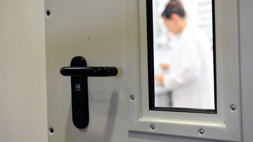 Eine PTA bereitet eine Rezeptur zu.