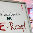 Aufsteller vor Apotheke wirbt für E-Rezept