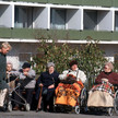 pflege aok 01 Senioren im Rollstuhl vor Pflegeheim