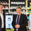Personen v.l.: Andreas Noack, Gründer symptoX, Dr. Andreas Philippi, Niedersächsischer Gesundheitsminister und Dr. Jürgen Trettin in der Ernst-August-Apotheke am Kröpcke