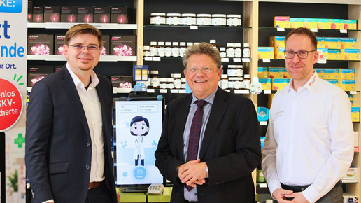 Personen v.l.: Andreas Noack, Gründer symptoX, Dr. Andreas Philippi, Niedersächsischer Gesundheitsminister und Dr. Jürgen Trettin in der Ernst-August-Apotheke am Kröpcke