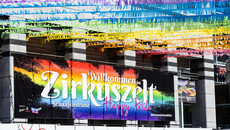 Pride-Kampagne auf der Kölner Schaafenstraße – "Zirkuszelt"-Banner und Regenbogen-Girlanden