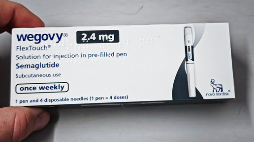 Foto: Eine Person hält eine Umverpackung von Wegovy 2,4mg.