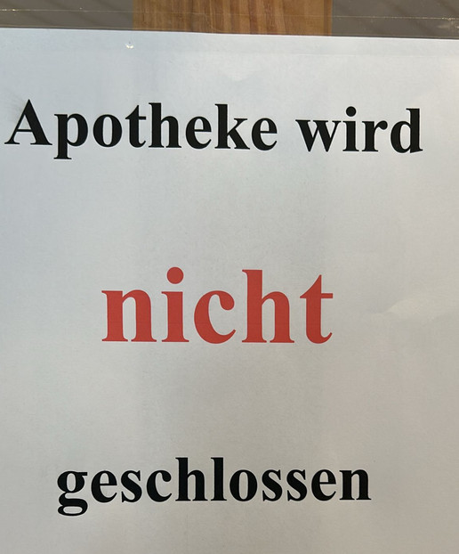 Ein Ausdruck mit der Aufschrift 'Apotheke wird nicht geschlossen'. Mehr dazu im Artikel.