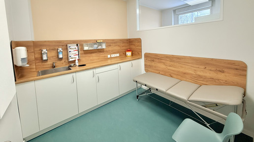 Ein Apothekenberatungsraum mit Liege und Waschmöglichkeit.