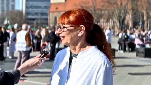 Anke Rüdinger spricht nach der Kundgebung in Berlin
