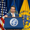 Marty Markary spricht am Pult des U.S. Department of Health and Human Services in Washington