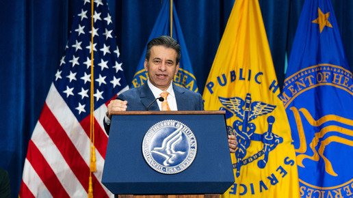 Marty Markary spricht am Pult des U.S. Department of Health and Human Services in Washington