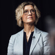 Krankschreibung: Lange Ausfälle sind größte Kostentreiber Das Foto zeigt Anne-Kathrin Klemm, Vorständin des BKK Dachverbandes. Sie steht im grauen Blazer vor einem schwarzen Hintergrund.