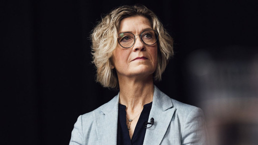 Das Foto zeigt Anne-Kathrin Klemm, Vorständin des BKK Dachverbandes. Sie steht im grauen Blazer vor einem schwarzen Hintergrund.