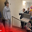 Die geheimen Boni der Kassen KI-Motiv zeigt Kassenvertreter, die um junge Menschen buhlen