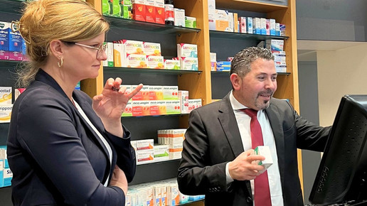 Die Vorsitzende der SPD-NRW Sarah Philipp bei ihrem Besuch in der Apotheke von Mustafa Bagli in Duisburg  