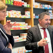 SPD-Landeschefin besucht Apotheke Die Vorsitzende der SPD-NRW Sarah Philipp bei ihrem Besuch in der Apotheke von Mustafa Bagli in Duisburg