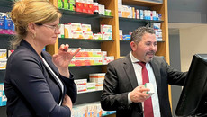 Die Vorsitzende der SPD-NRW Sarah Philipp bei ihrem Besuch in der Apotheke von Mustafa Bagli in Duisburg  