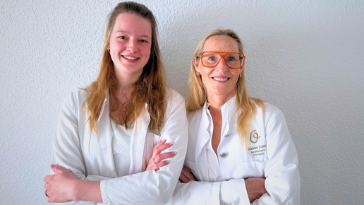 Laura Bilinson und Miriam Oster im Portrait, lächelnd mit verschränkten Armen