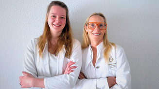 Pharmaziestudentin: „Will eine Apotheke übernehmen“ Laura Bilinson und Miriam Oster im Portrait, lächelnd mit verschränkten Armen