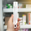 Arzneimittel-Lagerung: Welche Temperaturbereiche gibt es? Person die Thermometer in der Hand hält.