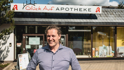 Adrian Neumann vor seiner Glück-auf-Apotheke in Johanngeorgenstadt