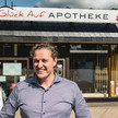 4 Apotheken in 2 Jahren: „Das ist eine Berufung, kein Beruf“ Adrian Neumann vor seiner Glück-auf-Apotheke in Johanngeorgenstadt