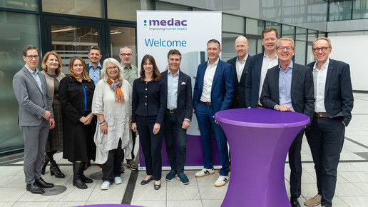 Team von Medac Austria mit dem Board