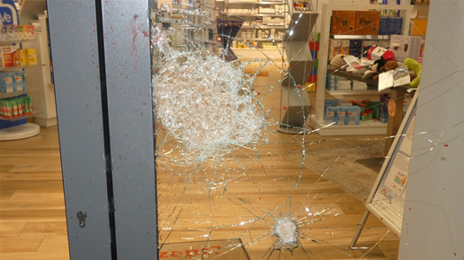 Eine eingeschlagene Scheibe einer Apotheke. Mehr dazu im Artikel.