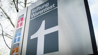 Warentest wirbt für „Auslandsbonus“ Säule mit Warentest-Logo