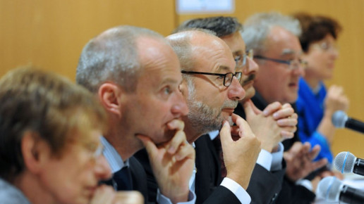 0003-dat dialogpodium-protest1