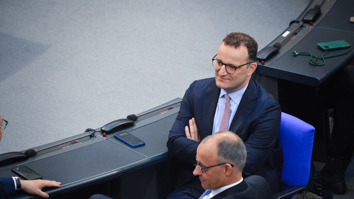 Spahn und Merz sitzen im Bundestag 