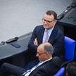Spahns Rücktritt: „Längst überfällig“ oder respektabel? Spahn und Merz sitzen im Bundestag