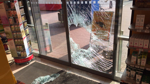 Apothekeneinbruch Gully Muehlenapotheke