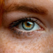 Foto: Close-Up eines Auges einer rothaarigen Person