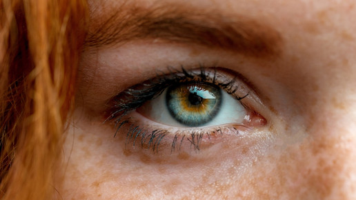 Foto: Close-Up eines Auges einer rothaarigen Person
