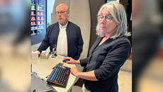 Apothekerin Overwiening zeigt Politiker Kippels etwas am Apotheken-Rechner