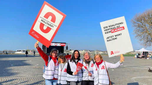 Team beim Protest in Düsseldorf