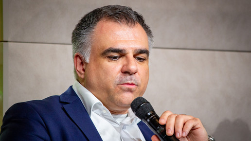Christos Pantazis spricht auf der Bühne