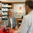Foto: Ein Apotheker im HV mit Setzkasten