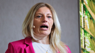 Dr. Sandra Zimmermann spricht auf dem Podium