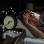 Person im Bett mit Schlafproblemen