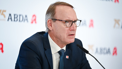 Thomas Preis spricht bei der Abda-PK auf dem Podium