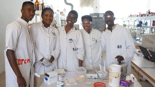 Burundikids mehrere PTA-Schueler Labor Burundikids