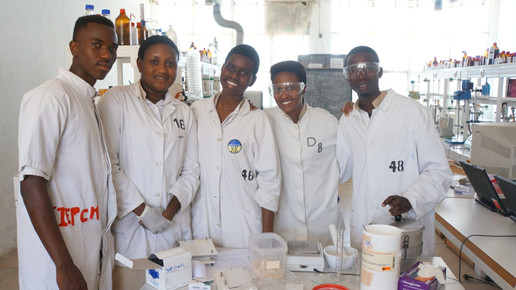 Burundikids mehrere PTA-Schueler Labor Burundikids