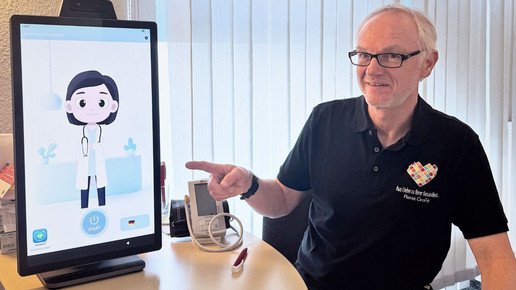 Apotheker René Große mit dem Tischgerät von Symptox